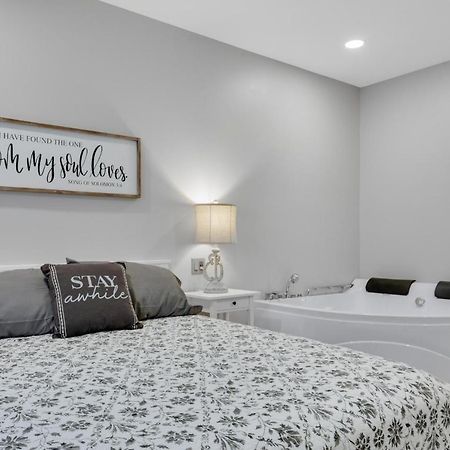 Barnwood Suite - Main Street Lodge In Berlin Bagian luar foto