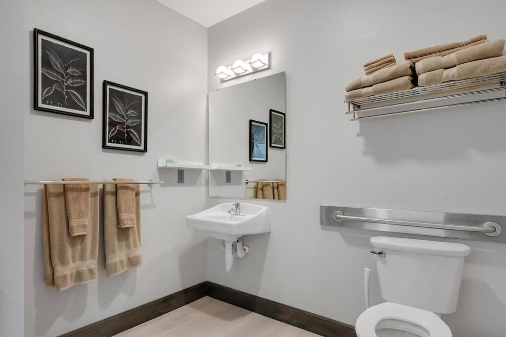 Barnwood Suite - Main Street Lodge In Berlin Bagian luar foto